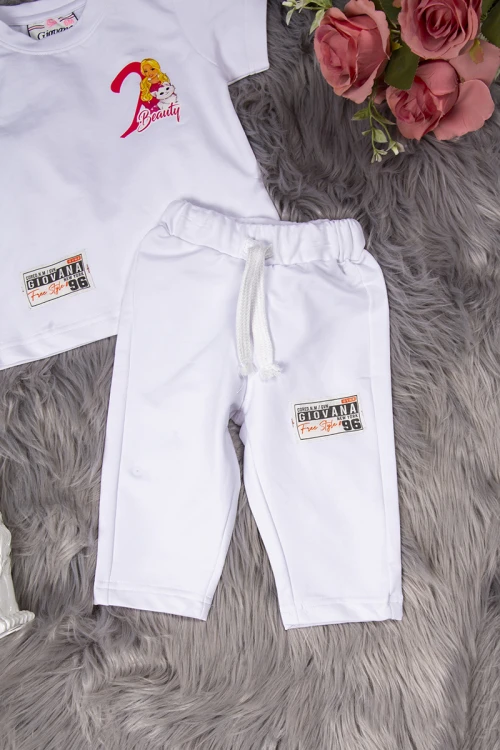 طقم بناتي أنيق قطعتين لون أبيض تي شيرت أكمام قصيرة بكتابات ورسوم من الأمام