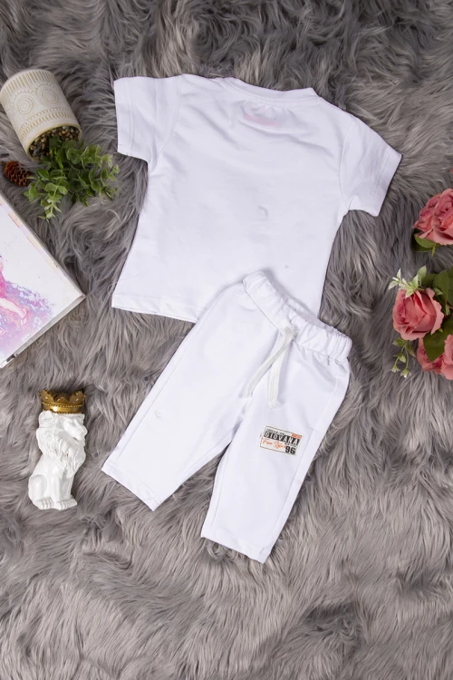 طقم بناتي أنيق قطعتين لون أبيض تي شيرت أكمام قصيرة بكتابات ورسوم من الأمام