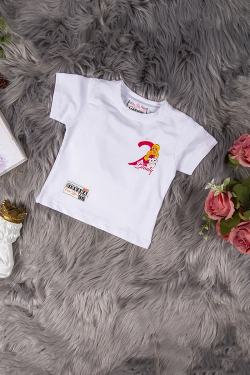 طقم بناتي أنيق قطعتين لون أبيض تي شيرت أكمام قصيرة بكتابات ورسوم من الأمام