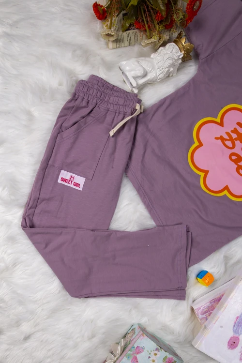 طقم بناتي أنيق قطعتين لون موف تي شيرت أكمام قصيرة بكتابات ورسوم من الأمام والخلف وبنطلون برباط على الخصر