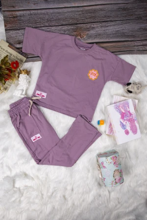 طقم بناتي أنيق قطعتين لون موف تي شيرت أكمام قصيرة بكتابات ورسوم من الأمام والخلف وبنطلون برباط على الخصر