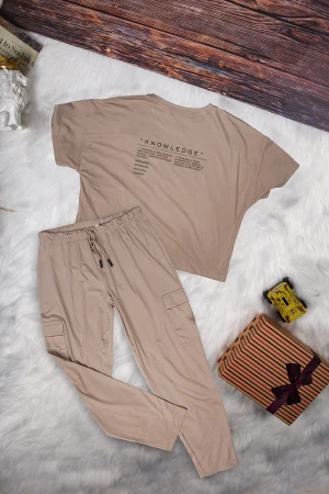 طقم نسائي أنيق قطعتين لون بني تي شيرت أكمام قصيرة بكتابة وجيوب من الأمام و بنطلون بجيوب ورباط على الخصر