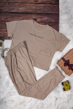 طقم نسائي أنيق قطعتين لون بني تي شيرت أكمام قصيرة بكتابة وجيوب من الأمام و بنطلون بجيوب ورباط على الخصر
