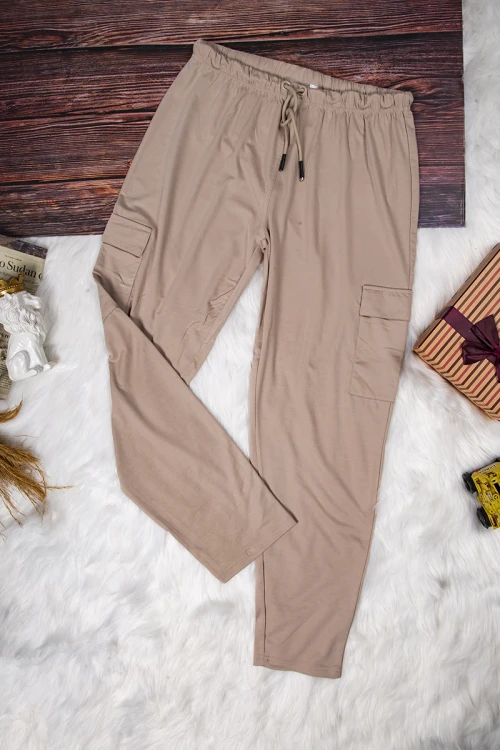 طقم نسائي أنيق قطعتين لون بني تي شيرت أكمام قصيرة بكتابة وجيوب من الأمام و بنطلون بجيوب ورباط على الخصر