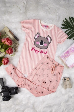 بيجاما بناتي أنيقة قطعتين تي شيرت أكمام قصيرة بكتابات و رسوم كرتونية و بنطلون برباط على الخصر 