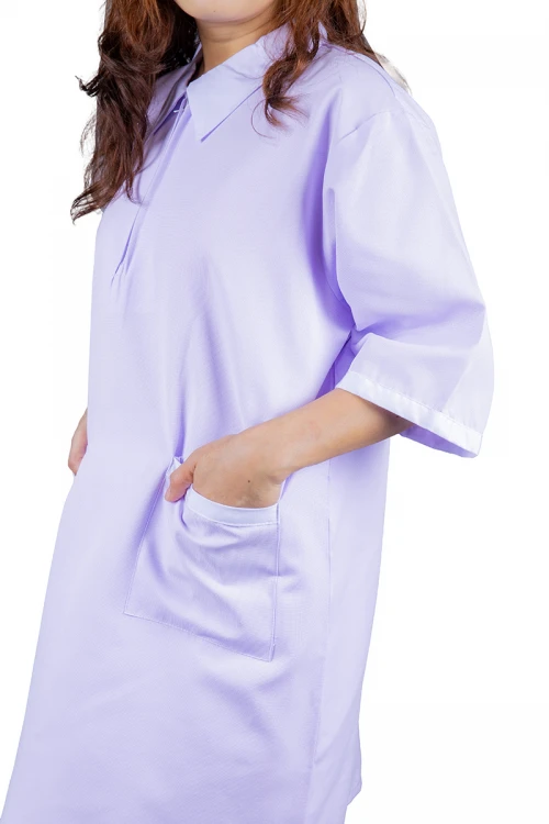 زي عاملة قطعتين قماش مقلم أكمام قصيرة و ياقة عالية بسحاب و جيزب من الأمام