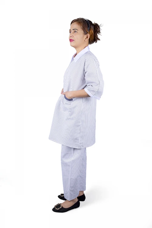 زي عاملة قطعتين قماش مقلم أكمام قصيرة و ياقة عالية بسحاب و جيزب من الأمام