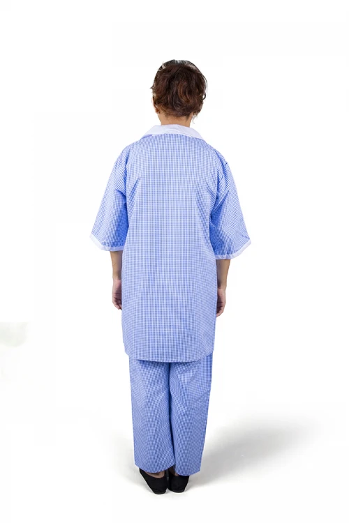 زي عاملة قطعتين قماش كاروهات لون أزرق بأطراف باللون الأبيض أكمام قصيرة وياقة بسحاب و جيوب أمامية