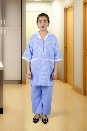 زي عاملة قطعتين قماش كاروهات لون أزرق بأطراف باللون الأبيض أكمام قصيرة وياقة بسحاب و جيوب أمامية