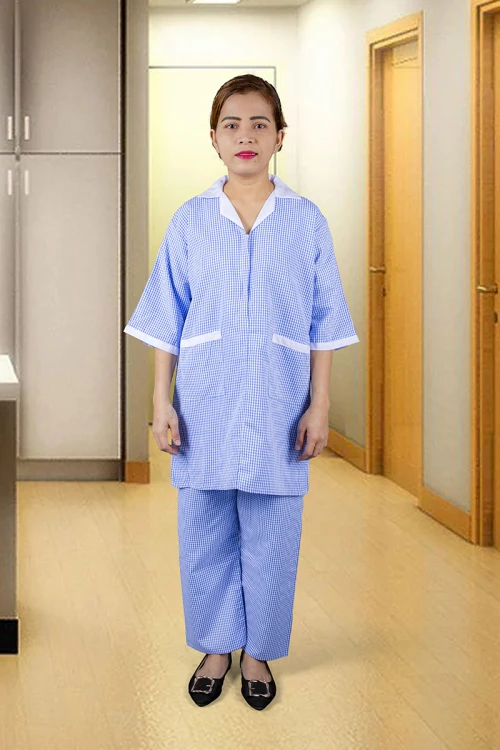 زي عاملة قطعتين قماش كاروهات لون أزرق بأطراف باللون الأبيض أكمام قصيرة وياقة بسحاب و جيوب أمامية