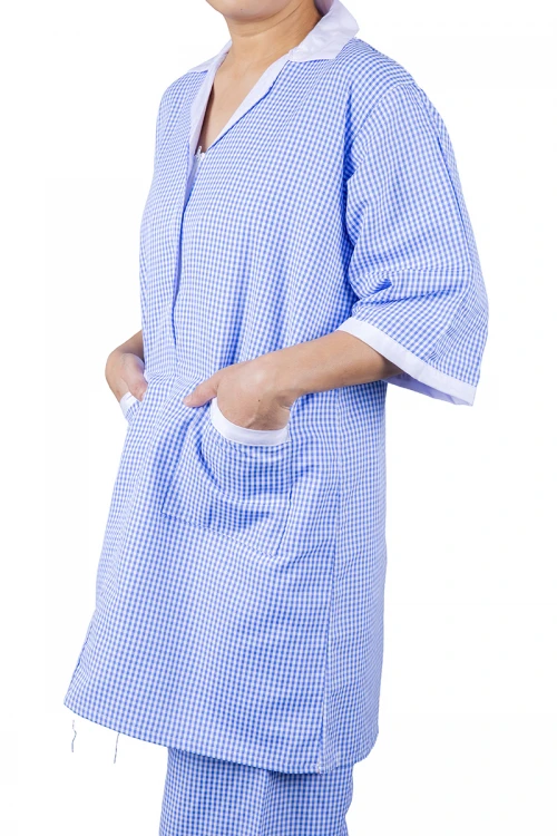 زي عاملة قطعتين قماش كاروهات لون أزرق بأطراف باللون الأبيض أكمام قصيرة وياقة بسحاب و جيوب أمامية