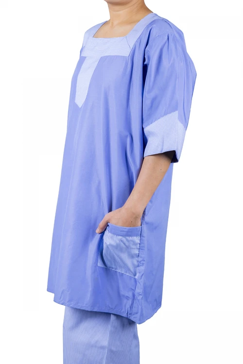 زي عاملة قطعتين بأكمام قصيرة فتحة الصدر مربعة و جيوب من الأمام