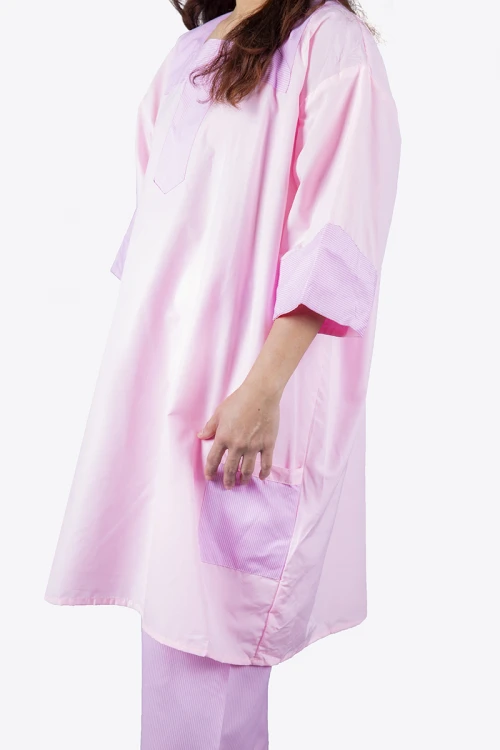 زي عاملة قطعتين بأكمام قصيرة فتحة الصدر مربعة و جيوب من الأمام