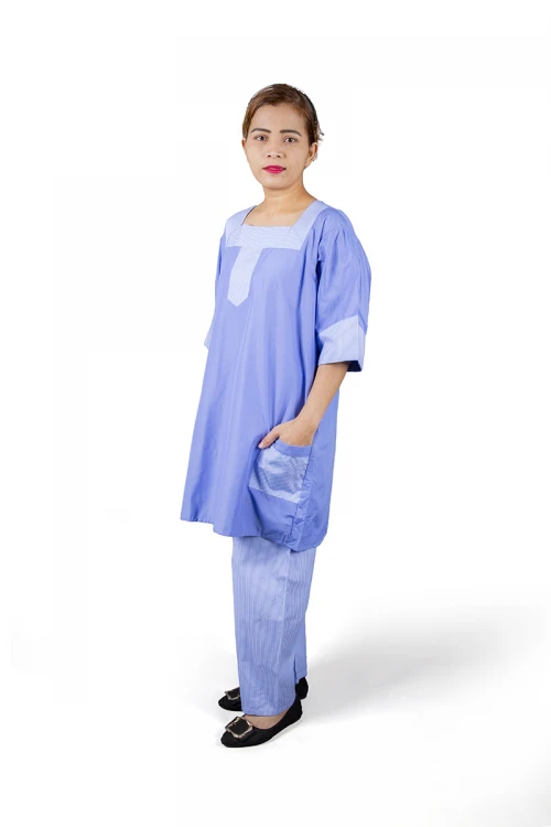 زي عاملة قطعتين بأكمام قصيرة فتحة الصدر مربعة و جيوب من الأمام