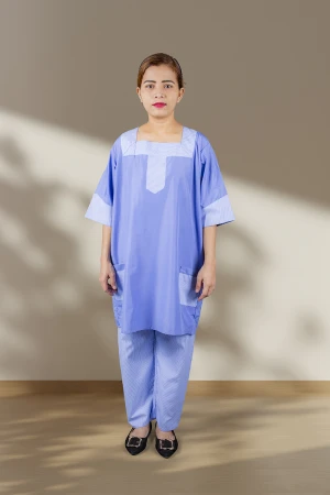 زي عاملة قطعتين بأكمام قصيرة فتحة الصدر مربعة و جيوب من الأمام 