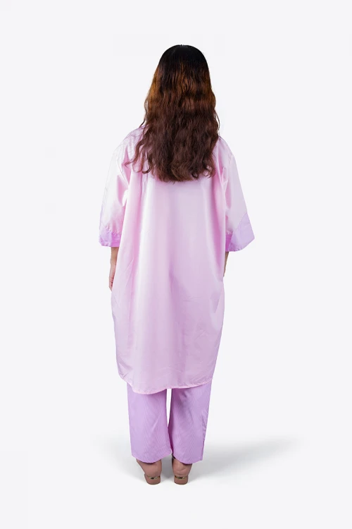 زي عاملة قطعتين بأكمام قصيرة فتحة الصدر مربعة و جيوب من الأمام