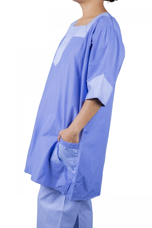 زي عاملة قطعتين بأكمام قصيرة فتحة الصدر مربعة و جيوب من الأمام