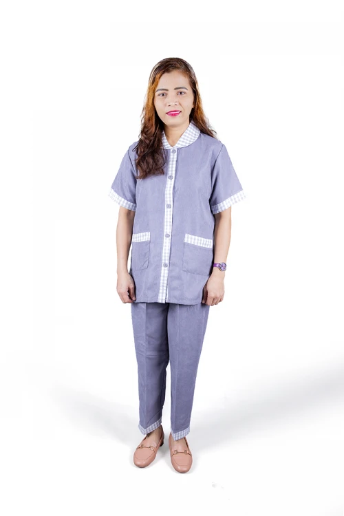 زي عاملة قطعتين قماش سادة أطراف كاروهات باكمام قصيرة وجيوب  و أزرار من الأمام