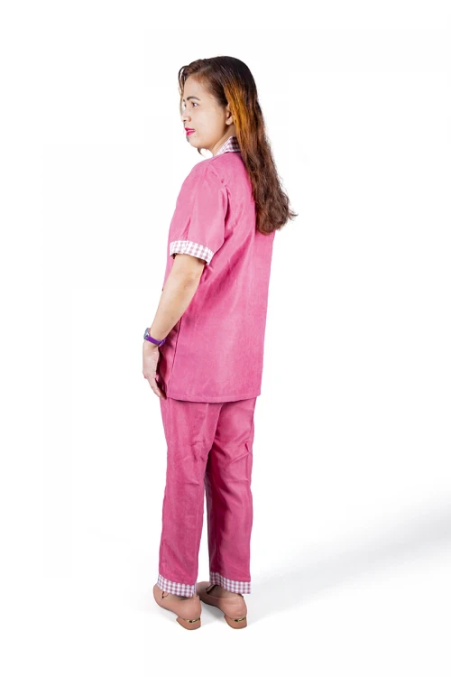 زي عاملة قطعتين قماش سادة أطراف كاروهات باكمام قصيرة وجيوب  و أزرار من الأمام