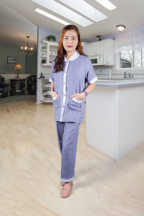 زي عاملة قطعتين قماش سادة أطراف كاروهات باكمام قصيرة وجيوب  و أزرار من الأمام