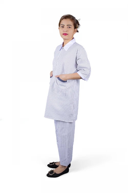 زي عاملة قطعتين قماش مقلم رمادي بأطراف باللون الأبيض  أكمام قصيرة وياقة بسحاب وجيوب من الأمام