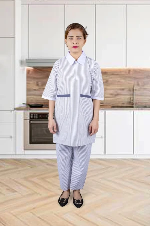 زي عاملة قطعتين قماش مقلم رمادي بأطراف باللون الأبيض  أكمام قصيرة وياقة بسحاب وجيوب من الأمام