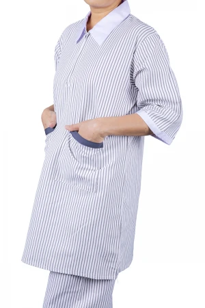 زي عاملة قطعتين قماش مقلم رمادي بأطراف باللون الأبيض  أكمام قصيرة وياقة بسحاب وجيوب من الأمام