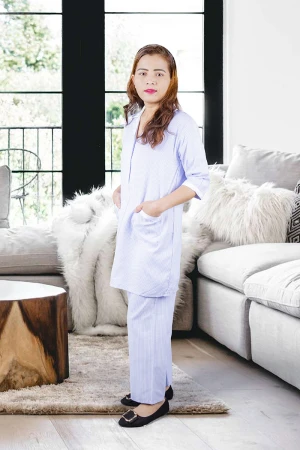 زي عاملة قطعتين قماش مقلم أكمام قصيرة بياقة مفتوحة وسحاب و جيوب من الأمام