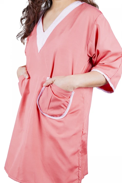 زي عاملة قطعتين قماش سادة أكمام قصيرة بياقة V و جيوب من الأمام