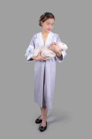 قميص نسائي رضاعة ميدي قطعتين لون رمادي بأطراف دانتيل لون أبيض على الصدر و الأكمام مع طرحة