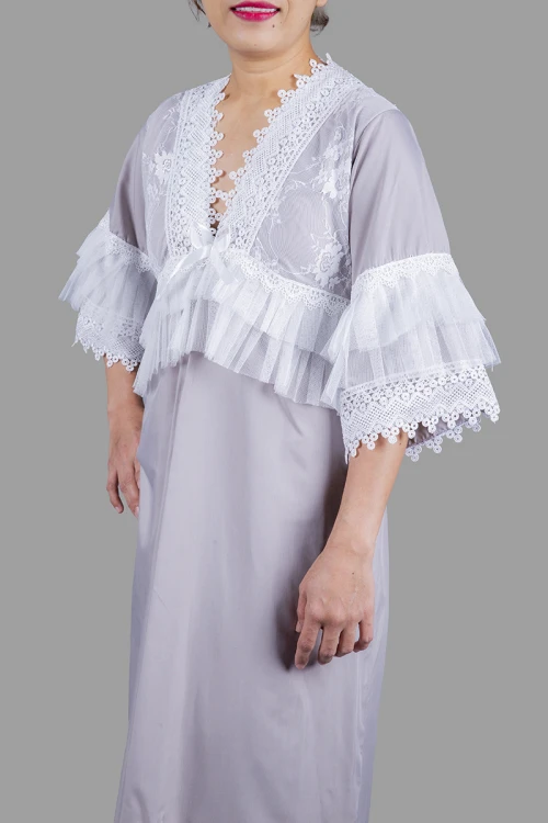 قميص نسائي رضاعة ميدي قطعتين لون رمادي بأطراف دانتيل لون أبيض على الصدر و الأكمام مع طرحة