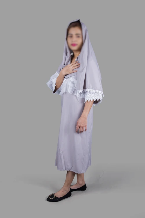 قميص نسائي رضاعة ميدي قطعتين لون رمادي بأطراف دانتيل لون أبيض على الصدر و الأكمام مع طرحة