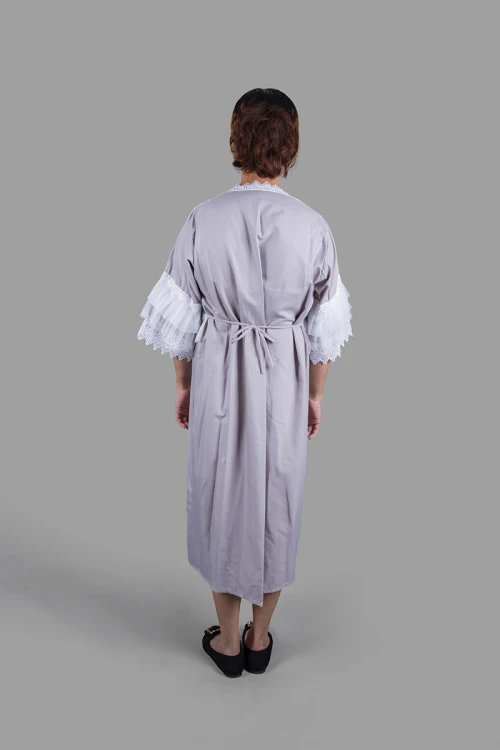 قميص نسائي رضاعة ميدي قطعتين لون رمادي بأطراف دانتيل لون أبيض على الصدر و الأكمام مع طرحة