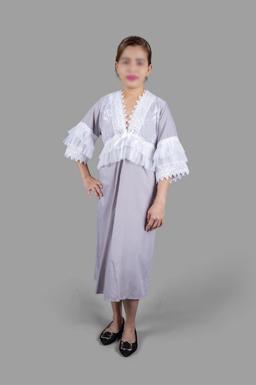 قميص نسائي رضاعة ميدي قطعتين لون رمادي بأطراف دانتيل لون أبيض على الصدر و الأكمام مع طرحة