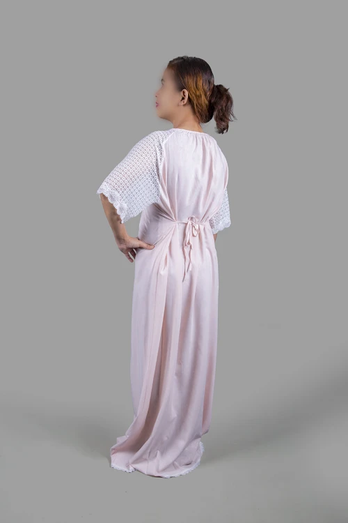 قميص نسائي رضاعة قطعتين لون زهري والصدر و الأكمام من الدانتيل الشفاف باللون الأبيض مع طرحة