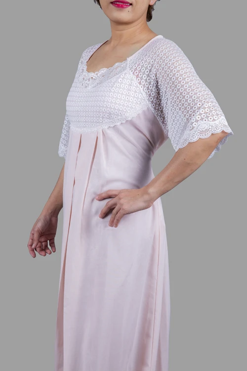 قميص نسائي رضاعة قطعتين لون زهري والصدر و الأكمام من الدانتيل الشفاف باللون الأبيض مع طرحة