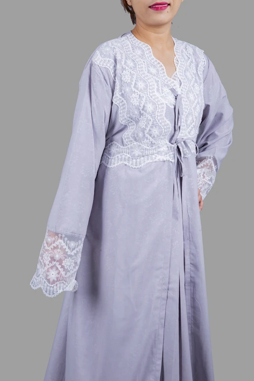 قميص نسائي رضاعة 3 قطع بأطراف دانتيل أبيض القطعة الداخلية بدون أكمام وقطعة خارجية برباط على الخصر و أكمام طويلة مع طرحة