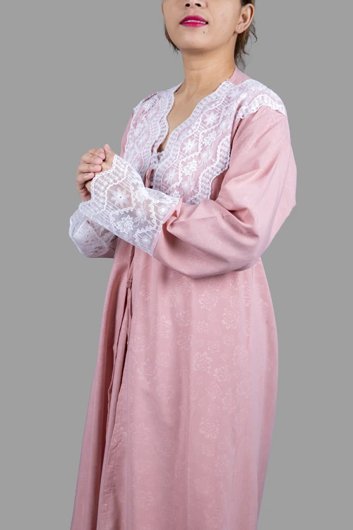 قميص نسائي رضاعة 3 قطع بأطراف دانتيل أبيض القطعة الداخلية بدون أكمام وقطعة خارجية برباط على الخصر و أكمام طويلة مع طرحة