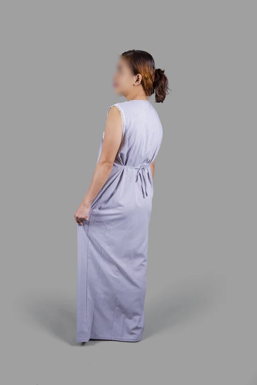 قميص نسائي رضاعة 3 قطع بأطراف دانتيل أبيض القطعة الداخلية بدون أكمام وقطعة خارجية برباط على الخصر و أكمام طويلة مع طرحة