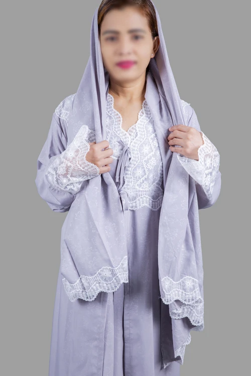 قميص نسائي رضاعة 3 قطع بأطراف دانتيل أبيض القطعة الداخلية بدون أكمام وقطعة خارجية برباط على الخصر و أكمام طويلة مع طرحة