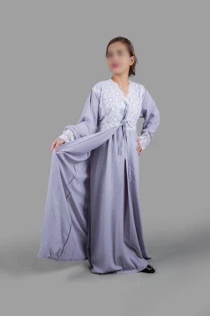 قميص نسائي رضاعة 3 قطع بأطراف دانتيل أبيض القطعة الداخلية بدون أكمام وقطعة خارجية برباط على الخصر و أكمام طويلة مع طرحة