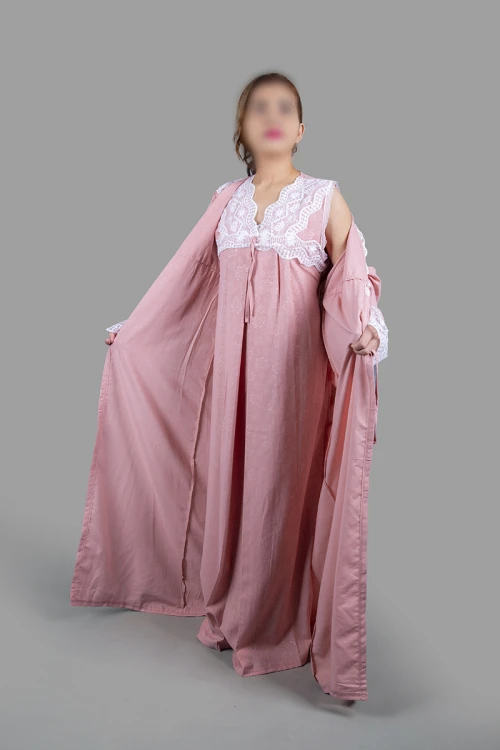 قميص نسائي رضاعة 3 قطع بأطراف دانتيل أبيض القطعة الداخلية بدون أكمام وقطعة خارجية برباط على الخصر و أكمام طويلة مع طرحة