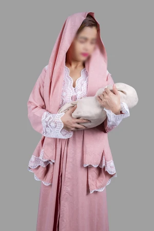 قميص نسائي رضاعة 3 قطع بأطراف دانتيل أبيض القطعة الداخلية بدون أكمام وقطعة خارجية برباط على الخصر و أكمام طويلة مع طرحة