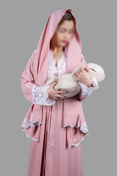 قميص نسائي رضاعة 3 قطع بأطراف دانتيل أبيض القطعة الداخلية بدون أكمام وقطعة خارجية برباط على الخصر و أكمام طويلة مع طرحة