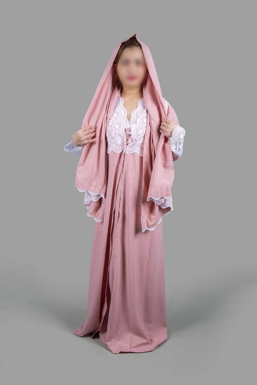 قميص نسائي رضاعة 3 قطع بأطراف دانتيل أبيض القطعة الداخلية بدون أكمام وقطعة خارجية برباط على الخصر و أكمام طويلة مع طرحة