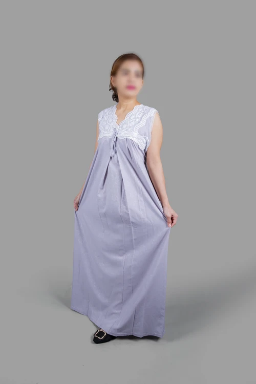 قميص نسائي رضاعة 3 قطع بأطراف دانتيل أبيض القطعة الداخلية بدون أكمام وقطعة خارجية برباط على الخصر و أكمام طويلة مع طرحة