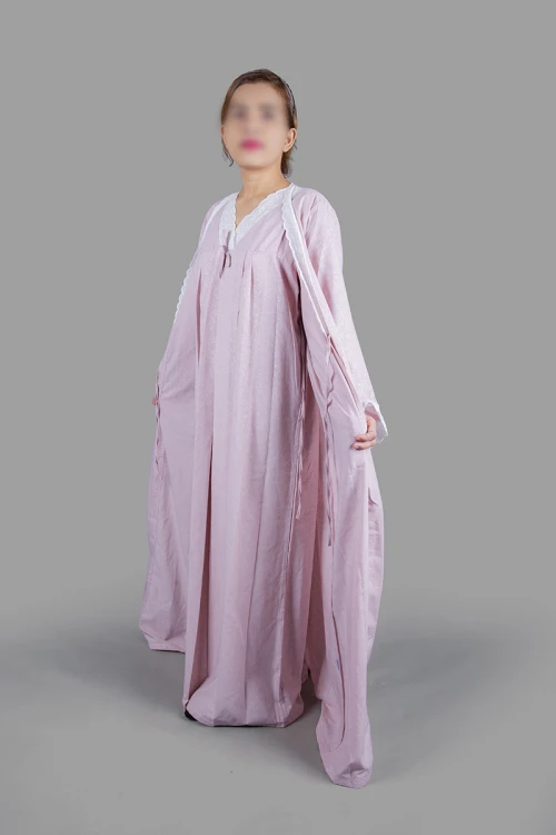 قميص نسائي رضاعة 3 قطع لون موف بأطراف دانتيل أبيض القطعة الداخلية بدون أكمام وقطعة خارجية برباط على الخصر و أكمام طويلة مع طرحة