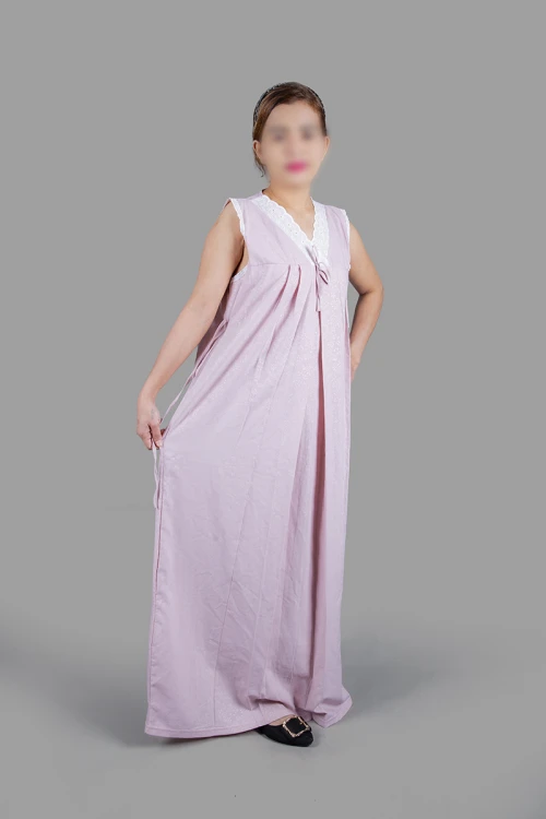 قميص نسائي رضاعة 3 قطع لون موف بأطراف دانتيل أبيض القطعة الداخلية بدون أكمام وقطعة خارجية برباط على الخصر و أكمام طويلة مع طرحة