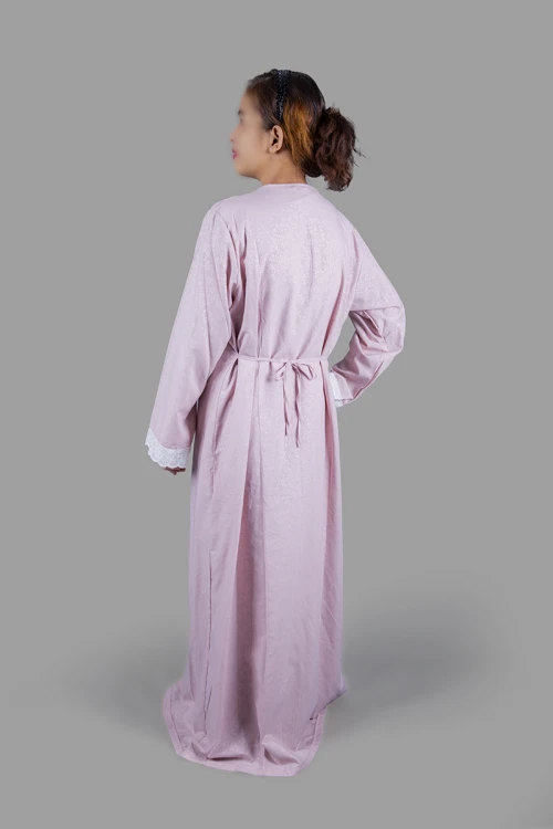 قميص نسائي رضاعة 3 قطع لون موف بأطراف دانتيل أبيض القطعة الداخلية بدون أكمام وقطعة خارجية برباط على الخصر و أكمام طويلة مع طرحة