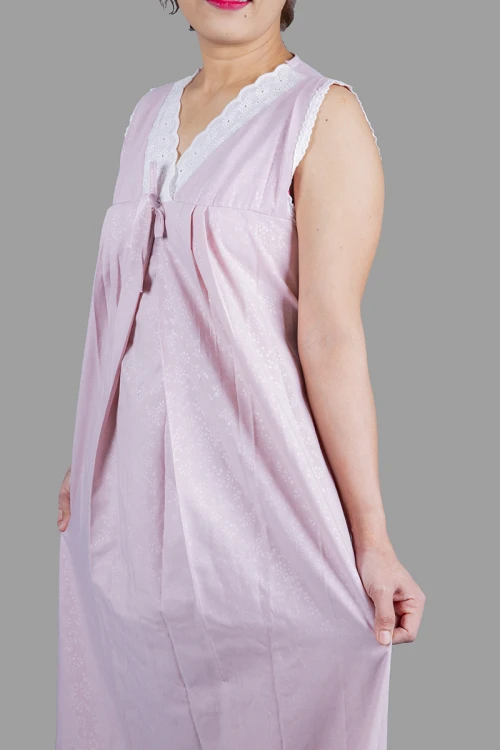 قميص نسائي رضاعة 3 قطع لون موف بأطراف دانتيل أبيض القطعة الداخلية بدون أكمام وقطعة خارجية برباط على الخصر و أكمام طويلة مع طرحة